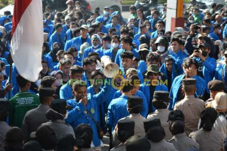 Ratusan Mahasiswa UIR di Riau Demo Tolak Kenaikan BBM